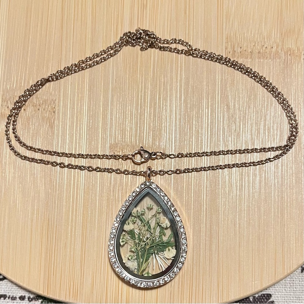 Handmade dried Baby’s Breath Daisy tear drop necklace